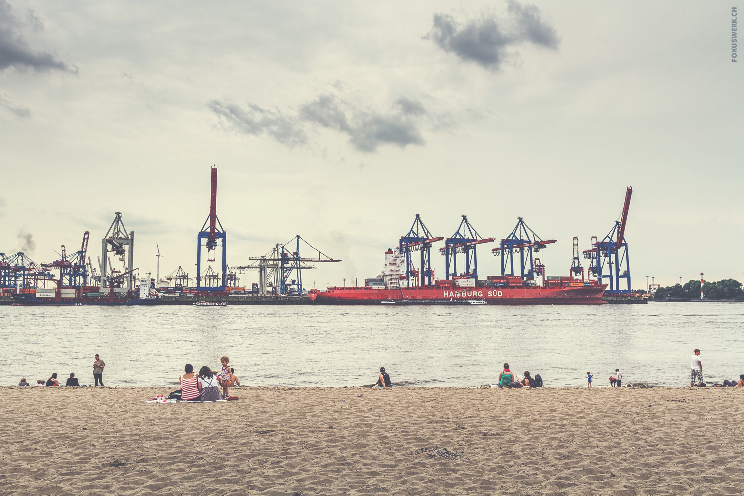 Hamburger Hafenpanorama bei der Strandperle in Övelgönne