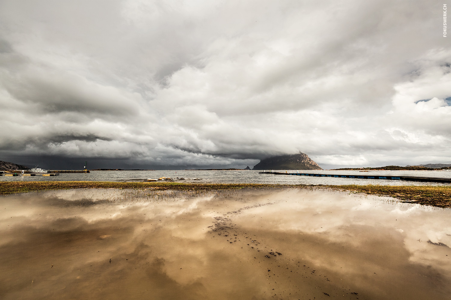 Isola Molara unter dicken Wolken