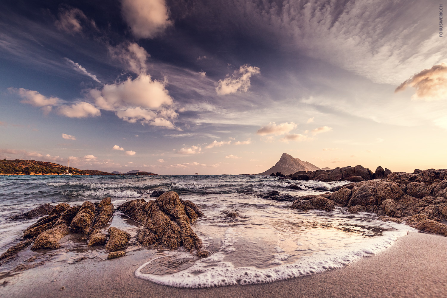 Morgens am Strand von Porto Taverna mit Sicht auf die Insel Molara