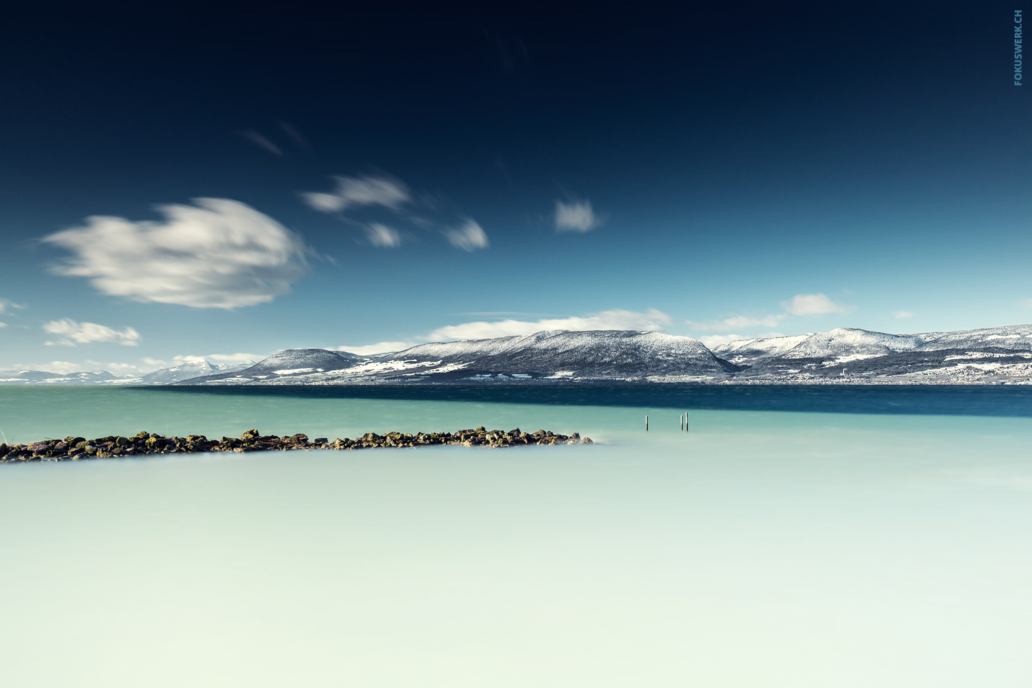 Sonniger Wintertag in Cudrefin am Neuenburgersee, Schweiz